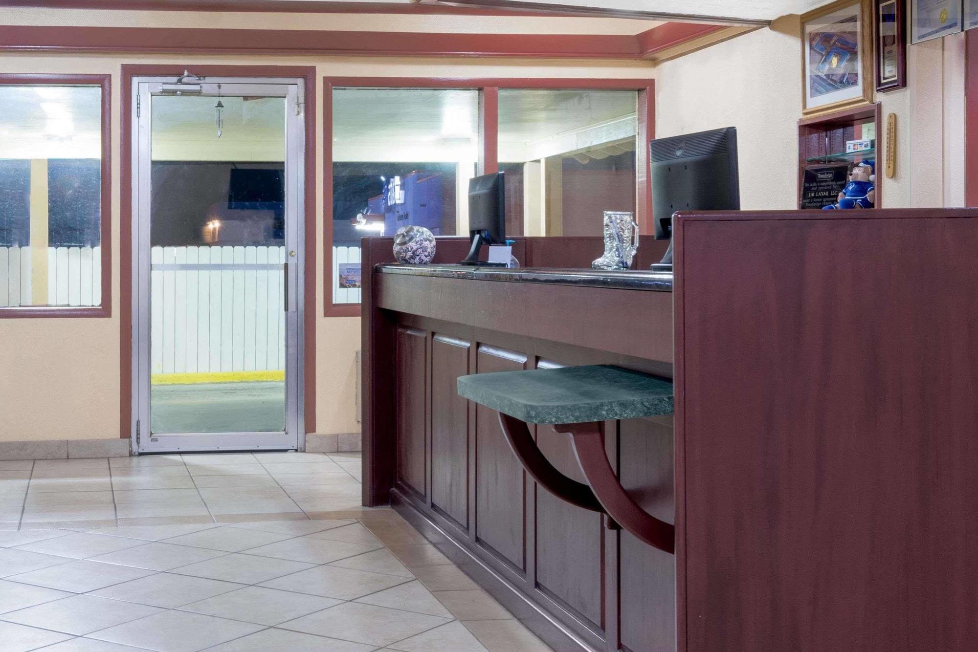 Travelodge By Wyndham Dodge City Exterior foto